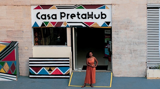Adriana Barbosa diante da Casa Pretahub, na região central de São Paulo: espaço conta com estúdios de produção audiovisual, bibliotecas e salas de reunião (Foto: Divulgação)