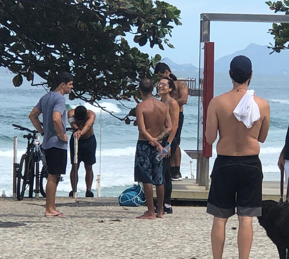 Distanciamento social é ignorado neste domingo (19) no calçadão da Barra da Tijuca, Zona Oeste do Rio — Foto: GloboNews