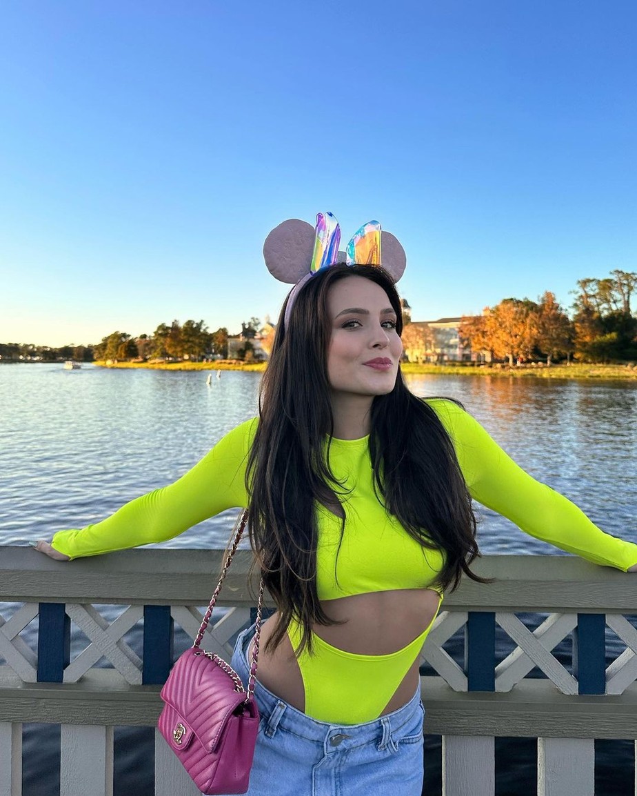Larissa Manoela celebra aniversário de 22 anos na Disney