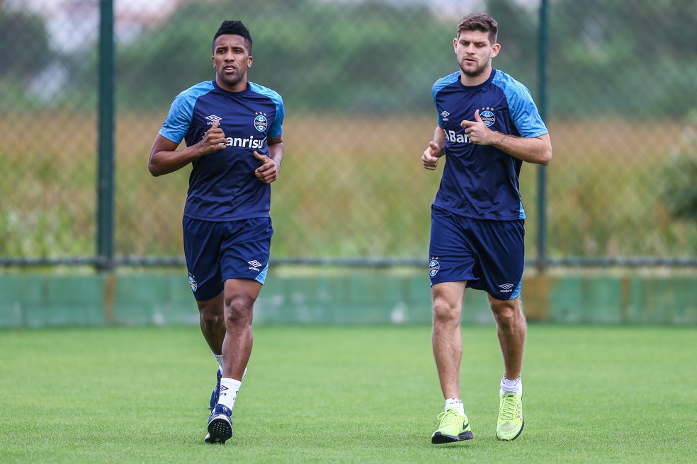 Cortez e Kannemamn apenas correm no gramado (Foto: Lucas Uebel/GrÃªmio)