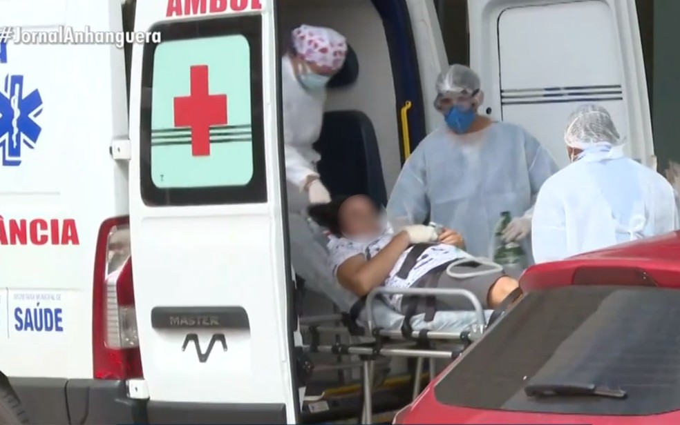 Ambulância leva paciente com Covid-19 para UTI em Goiás — Foto: Reprodução/TV Anhanguera