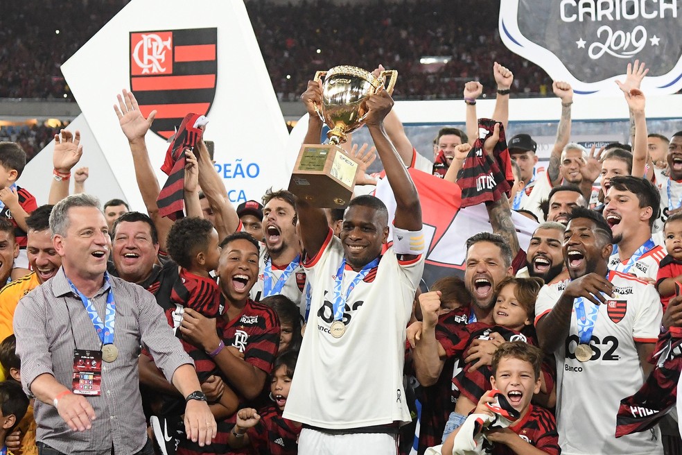 Juan levanta a taça de campeão carioca pelo Flamengo — Foto: André Durão
