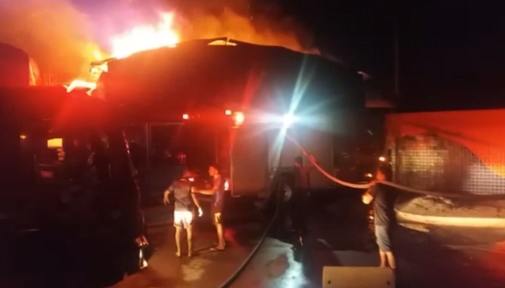 Chamas come&ccedil;aram por volta das 20h da quinta-feira (31) &mdash; Foto: Ednardo Paiva