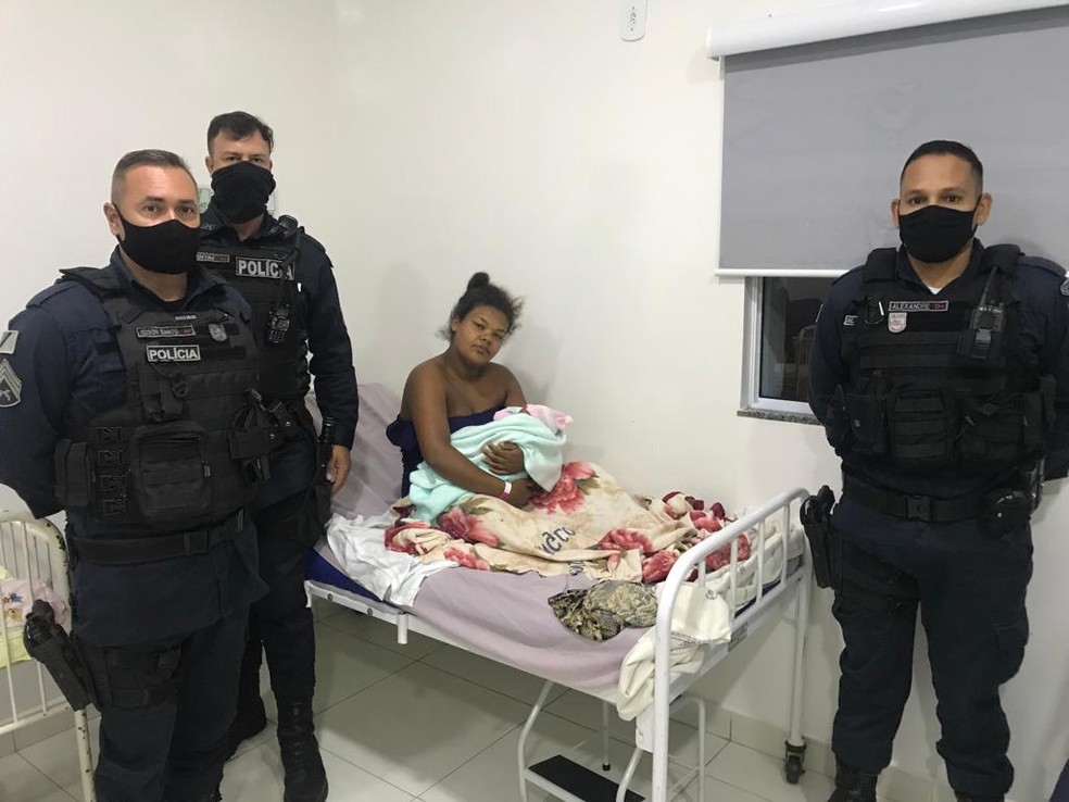 Vizinha liga para PM e, por telefone, sargento salva bebê recém-nascido — Foto: Polícia Militar/Divulgação