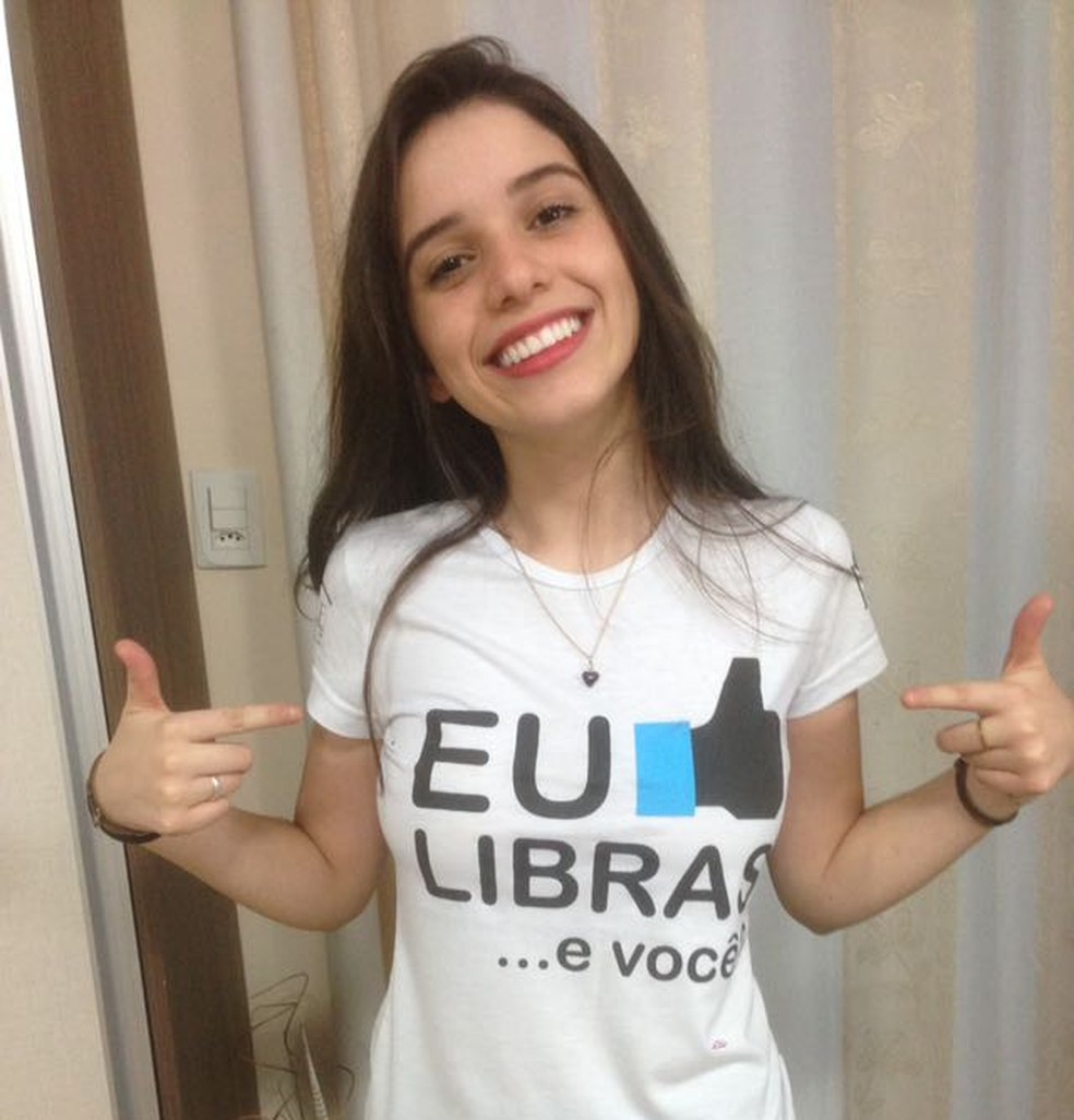 Lívia Gomes postou um tweet mostrando que foi para a prova vestindo a camiseta que coincide com o tema e virou meme no Twitter (Foto: Arquivo Pessoal )