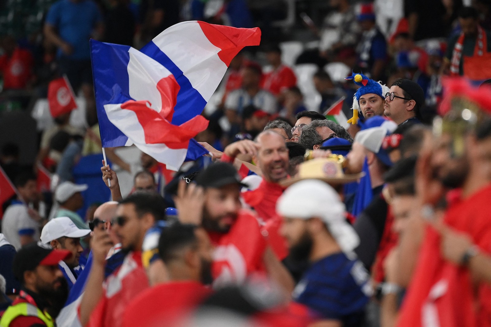 Torcida da França no estádio Education City, antes da partida contra a Tunísia — Foto: FRANCK FIFE/AFP
