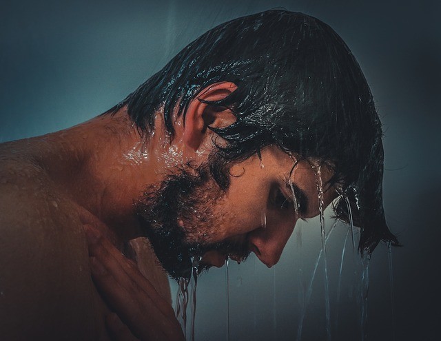 Lavar os cabelos com água muito quente pode causar caspa (Foto: Pixabay)