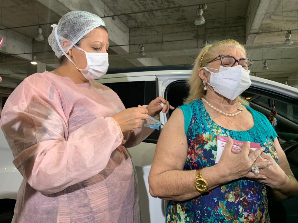 Idosos recebem dose de reforço da vacina contra a Covid-19 em Fortaleza. — Foto: Isaac Macedo/TV Verdes Mares