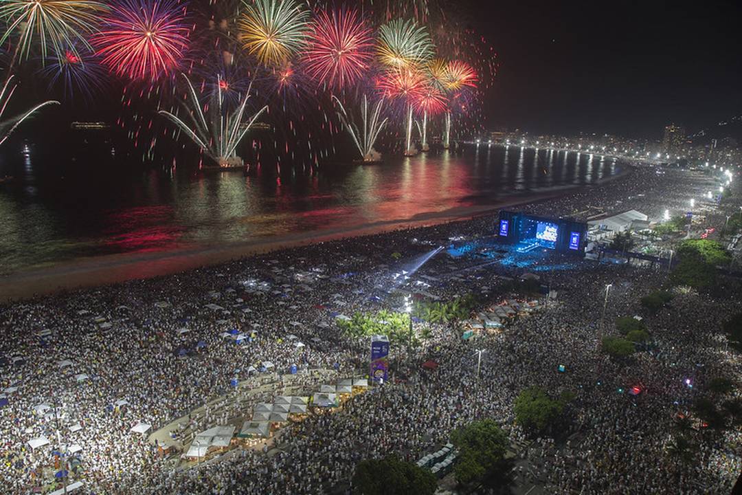 Fogos no c&eacute;u de Copacabana durante a festa de r&eacute;veillon