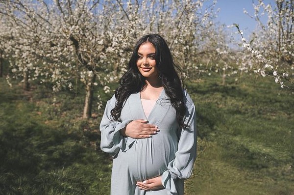 A atriz Afshan Azad grávida (Foto: Instagram)