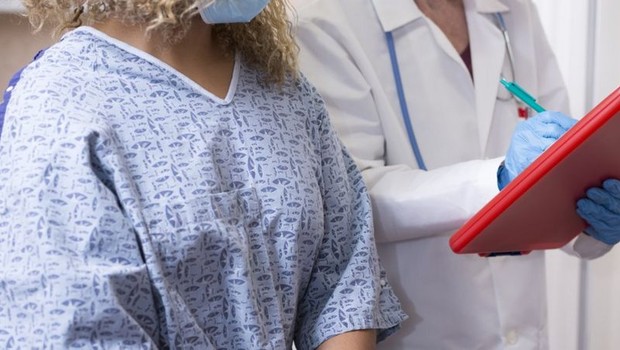 BBC - Com os devidos cuidados preventivos, como uso de máscara, mamografia de rastreamento deve continuar sendo feita durante a pandemia, para população indicada — mulheres com idade entre 50 e 69 anos, em período bienal (Foto: Getty Images/Lifestylevisuals)