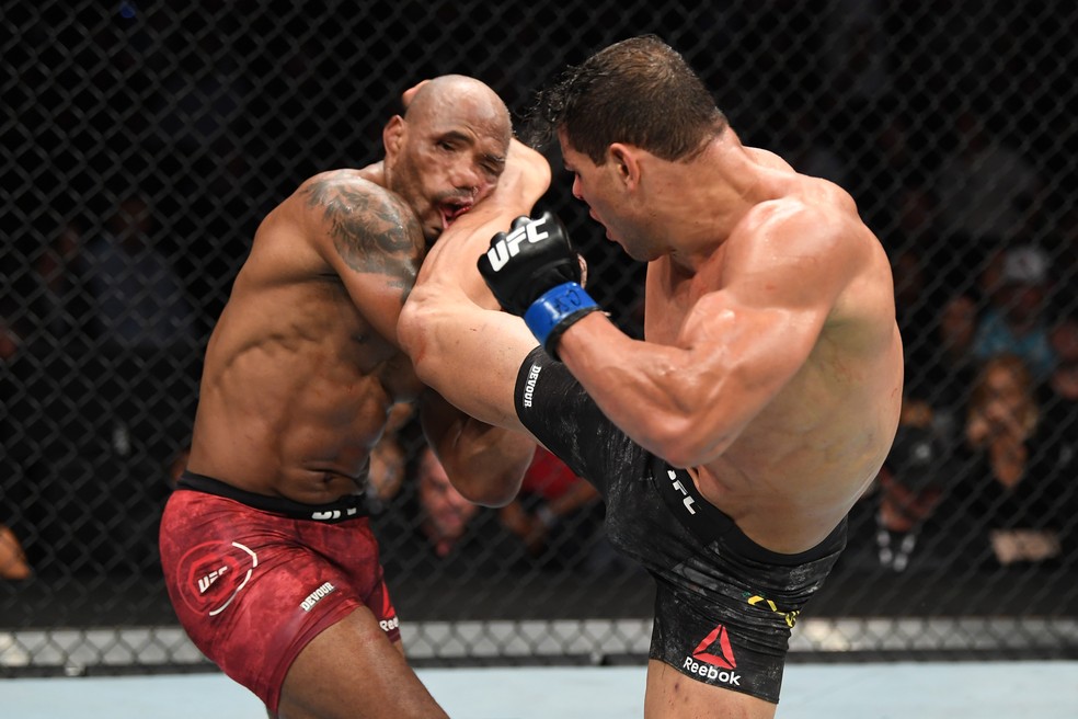Nem este chutaÃ§o de Paulo Borrachinha (dir.) fez Yoel Romero (esq.) cair â?? Foto: Josh Hedges/Getty Images