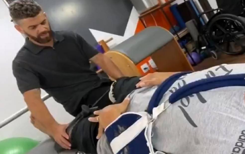 Matheus cobra um valor simbólico para pacientes amputados — Foto: TV TEM/Reprodução