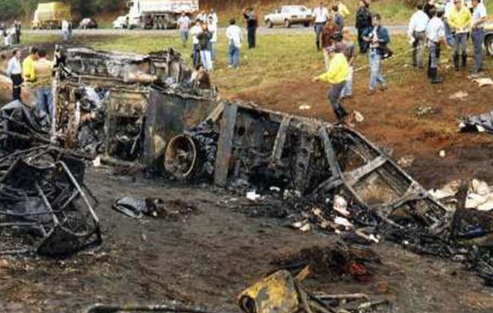 Pessoas ajudaram a socorrer vítimas de acidente entre dois ônibus de romeiros na rodovia Anhanguera em 1998 — Foto: Badan Palhares/Arquivo pessoal