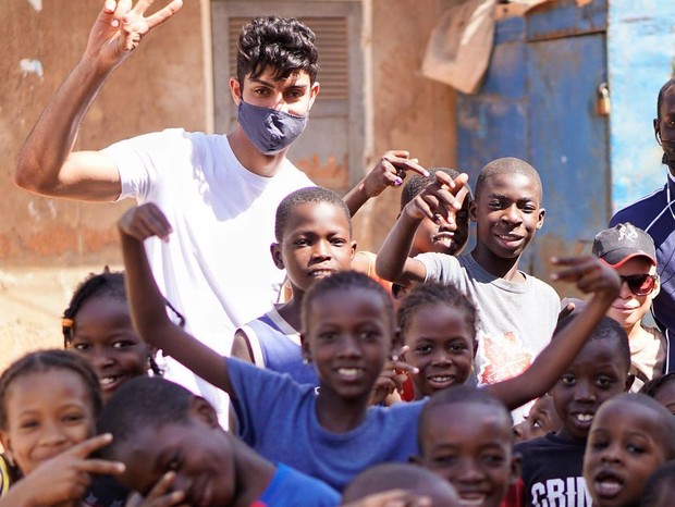 Lucas Castellani em missão humanitária no continente africano (Foto: Reprodução/Instagram)