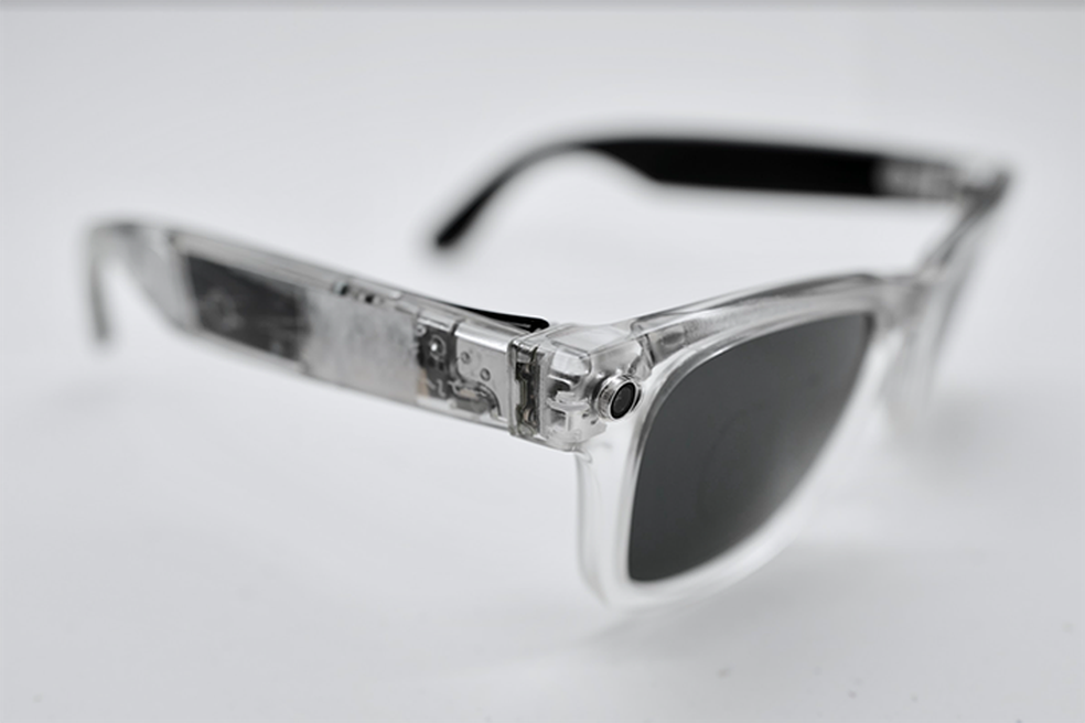 Imagem mostra um protótipo dos 'óculos inteligentes' do Facebook e os componentes presentes na haste — Foto: Divulgação