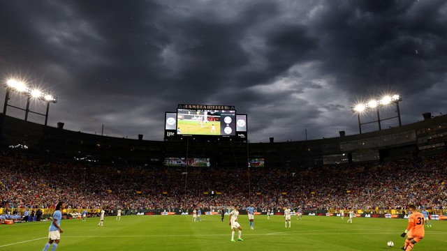 O Lambeau Field, em Green Bay, nos Estados Unidos, recebeu 78 mil pessoas: jogo foi interrompido por uma tempestade