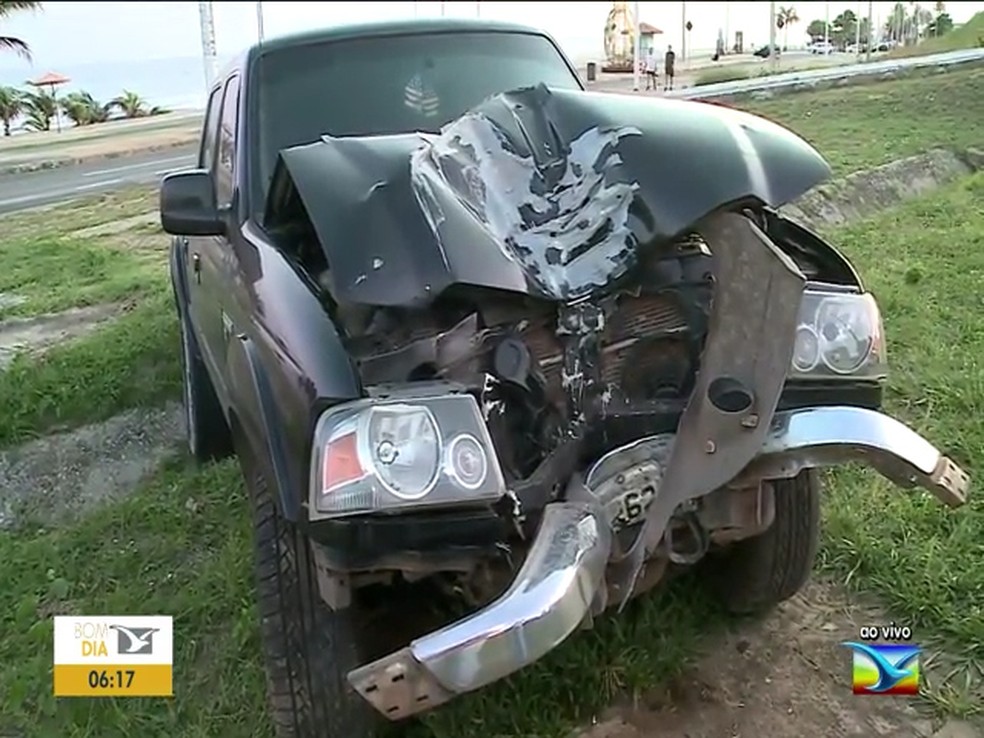 Caminhonete teve a sua frente completamente destruída após o acidente na Avenida Litorânea em São Luís — Foto: Reprodução/TV Mirante