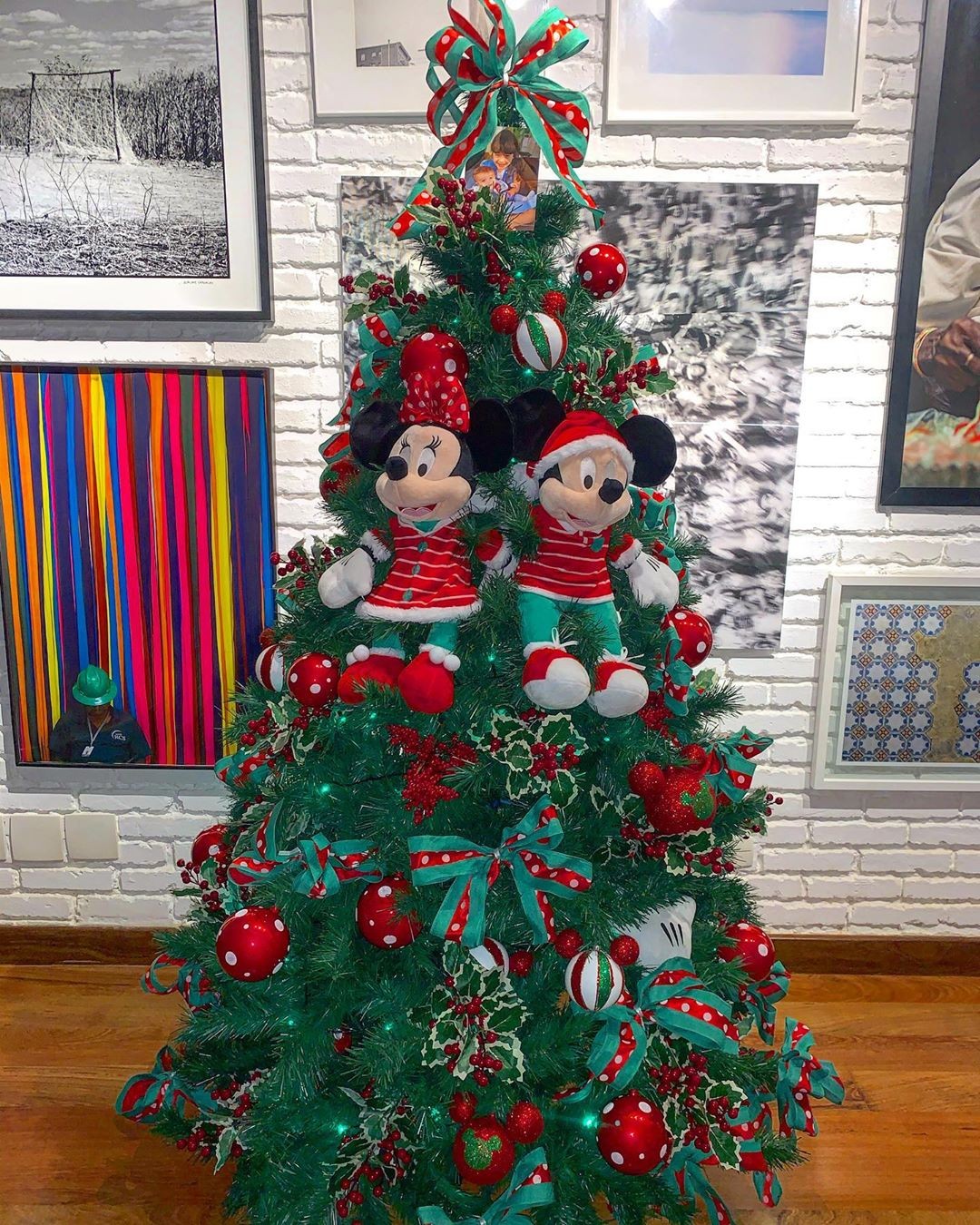 Mickey, ursinhos, tudo pink: veja árvores de Natal de famosos - Revista  Marie Claire | Celebridades