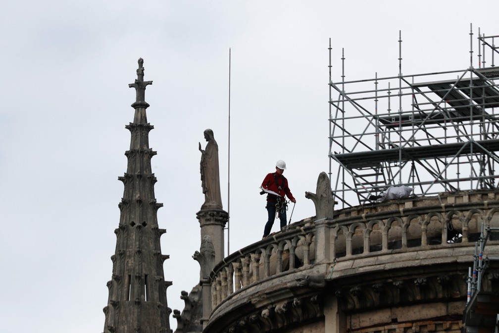 Homens trabalham na instalação de uma proteção sintética à prova d'água no telhado da Catredal de Notre-Dame, em Paris, destruída por um incêndio  — Foto: Thibalut Camus/AP