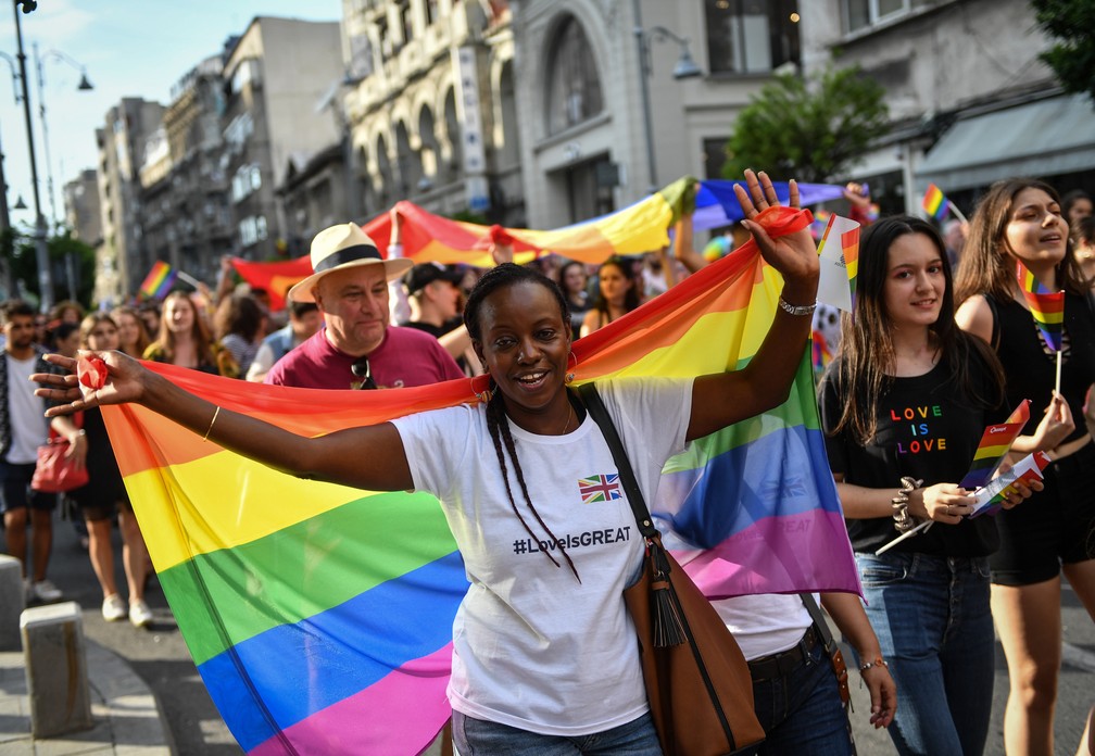 Parada do orgulho gay em Bucareste, na Romênia — Foto: Daniel Mihailescu/AFP
