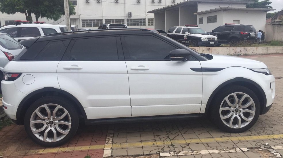 Carro de luxo foi apreendido durante a ação em Bauru  — Foto: Polícia Civil (DIG)/ Divulgação 