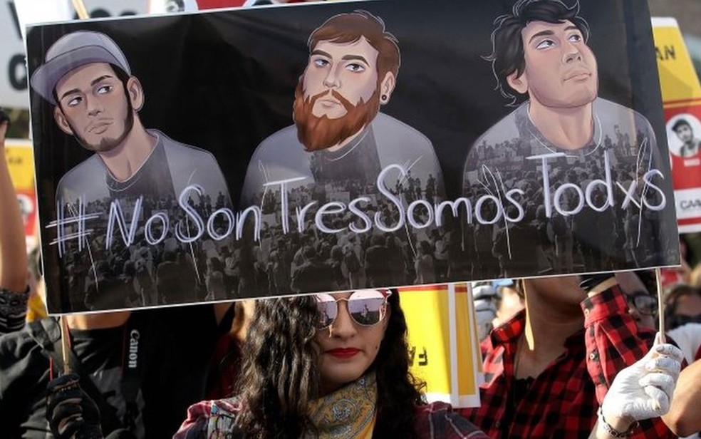 O desaparecimento dos universitÃ¡rios gerou protestos no MÃ©xico; a Procuradoria do paÃ­s confirmou que eles foram assassinados por um cartel (Foto: AFP)