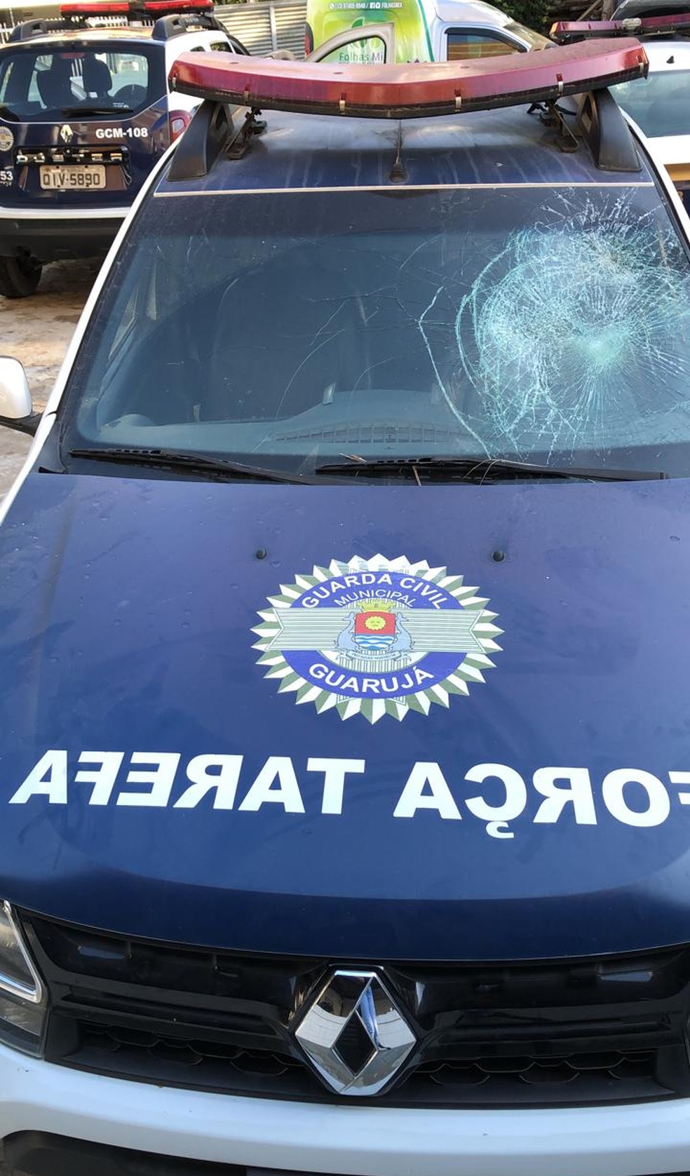 Para-brisa da viatura foi destru&iacute;do ap&oacute;s moradora atacar pedra em Guaruj&aacute;. &mdash; Foto: Divulga&ccedil;&atilde;o/Guarda Civil Municipal