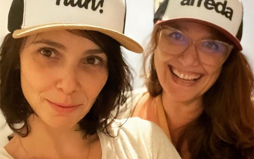 Débora Falabella posta raras fotos com a irmã em homenagem: "Me levou para todos os rolês"