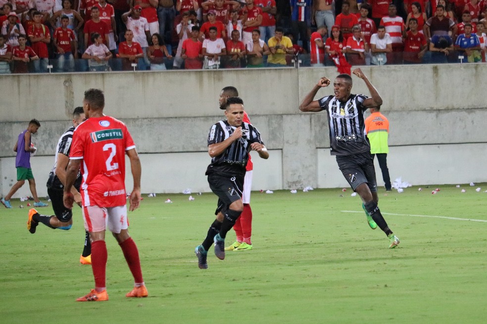 Ivan fez o gol da vitória do ABC e do título do primeiro turno do estadual — Foto: Augusto Gomes/GloboEsporte.com