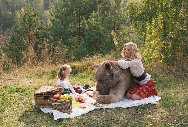 Um piquenique entre mãe, filha e um urso de meia tonelada (Foto: Reprodução/ Facebook Olga Barantseva)