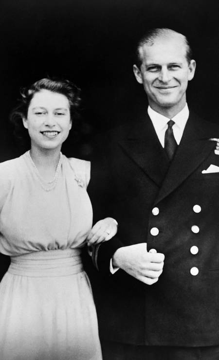 A ainda princesa Elizabeth e o príncipe Philip posam no dia do noivado, em julho de 1947, em frente ao Palácio de Buckingham — Foto: AFP
