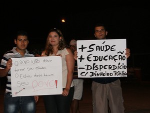 Manifestação na cidade teve baixa adesão e apenas 30 foram às ruas (Foto: Gazeta de Américo)