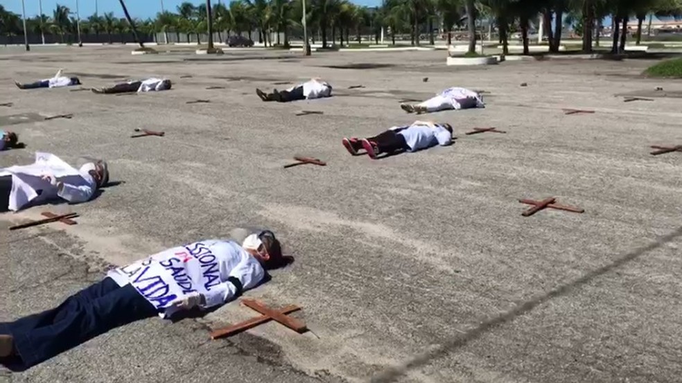 Com cruzes de madeira, profissionais da saúde realizaram ato em Maceió para homenagear as vítimas da Covid-19 — Foto: Viviane Leão/TV Gazeta