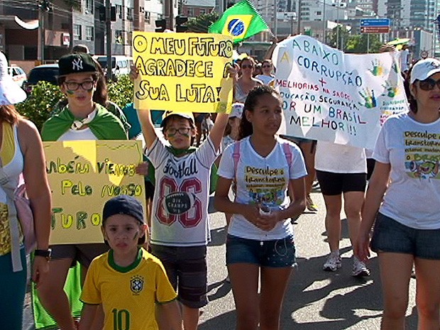 &#39;Marcha das Crianças&#39; percorreu a orla da Praia de Camburi (Foto: Reprodução/TV Gazeta)