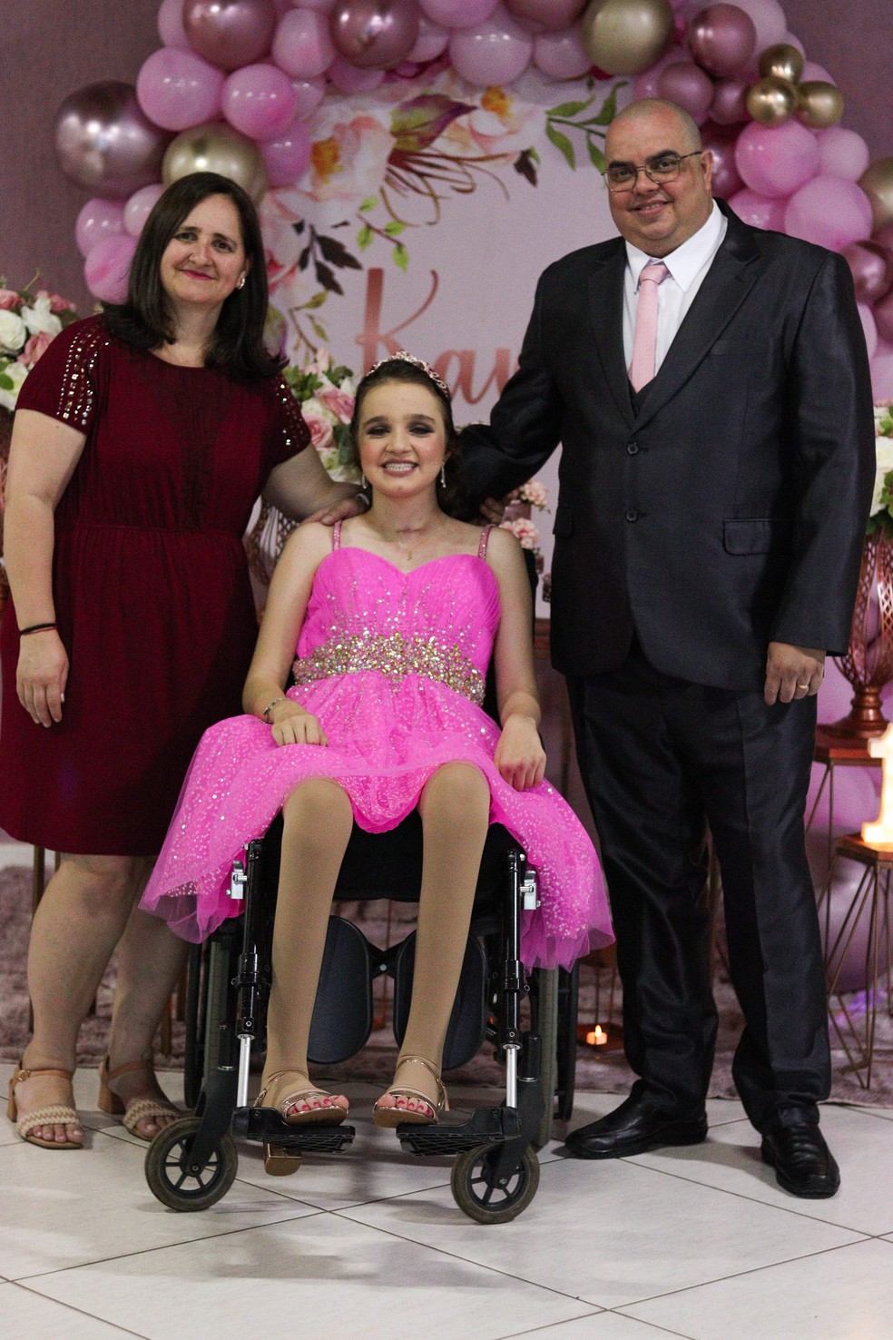 Kamila e os pais são moradores de Bauru (SP) — Foto: APAE Bauru/Divulgação