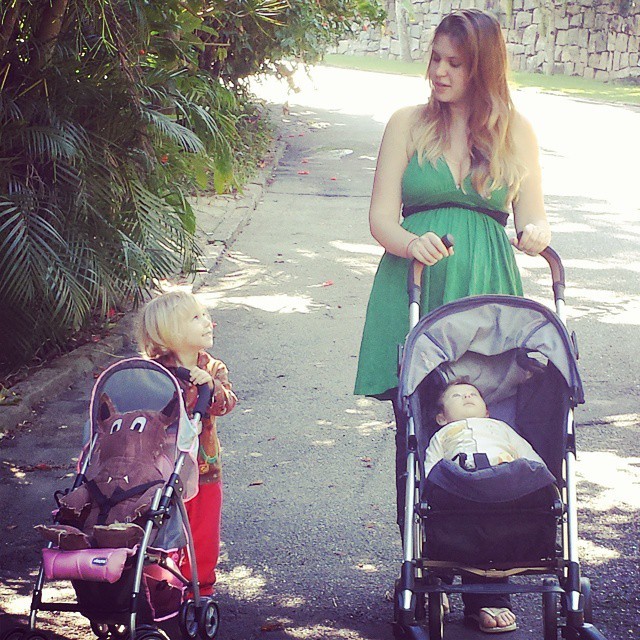 Carolinie passeando com a filha, Bruna, e o caçula, Theo (Foto: Instagram/ Reprodução)