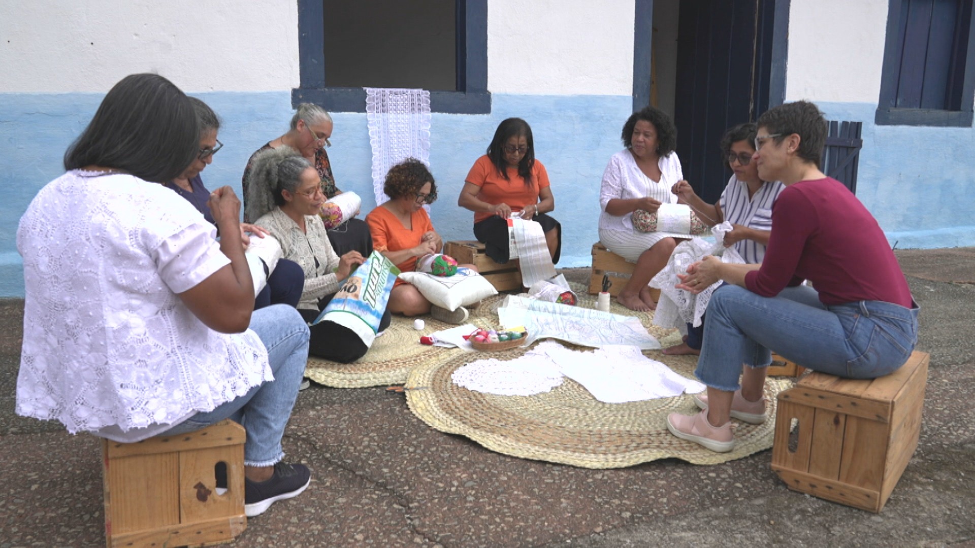 Brasileiros fazem trabalhos manuais para ganhar a vida e manter a saúde em dia