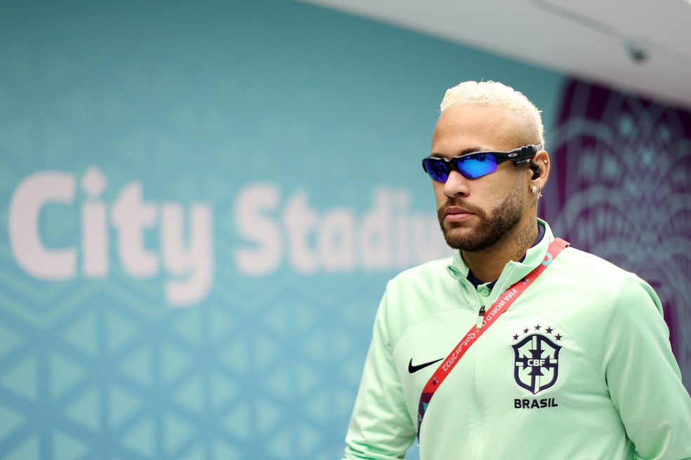 Neymar capricha nos acessórios e usa óculos de Sol com fone de ouvido |  Celebridades | Vogue