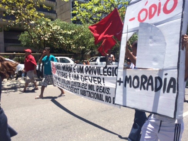 Manifestação de famílias da ocupação Zumbi dos Palmares, de São Gonçalo, no Leblon. (Foto: Alba Valéria/G1 Rio)