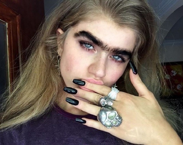 A sobrancelha da modelo faz sucesso nas redes (Foto: Instagram)
