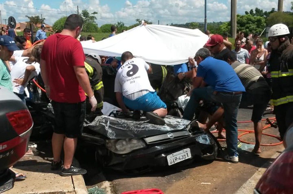 Carreta tomba sobre carro e atinge pedestre em Santa Rita do Passa Quatro, SP (Foto:  Wesley Sky Drone/DivulgaÃ§Ã£o)