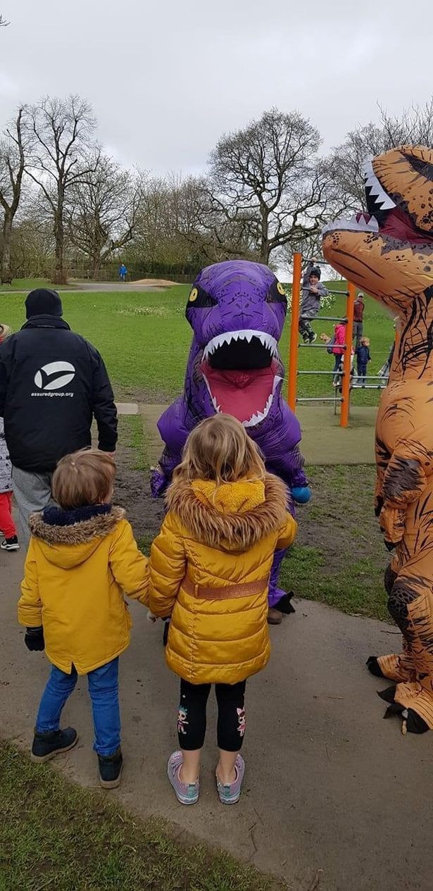 O grupo interagiu com crianças no parque (Foto: Reprodução/Manchester Evening News)
