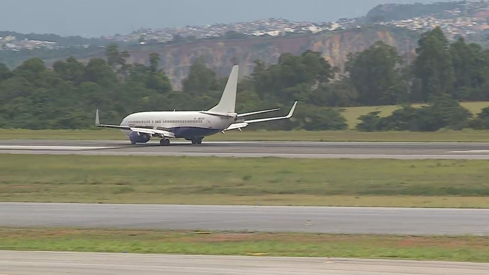 Avião com deportados chega ao Aeroporto Internacional de Belo Horizonte — Foto: Reprodução/TV Globo