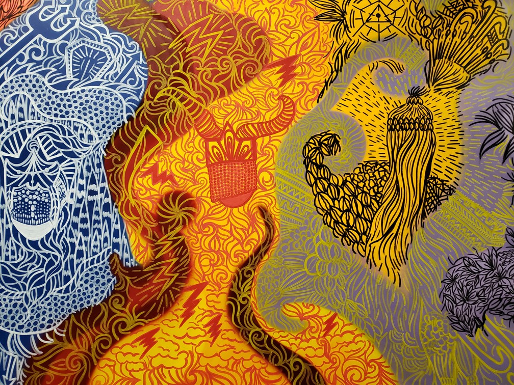Mural no Colégio Pena Branca com representações e orixás cultuados em religiões de matriz africana — Foto: Bárbara Muniz Vieira/G1