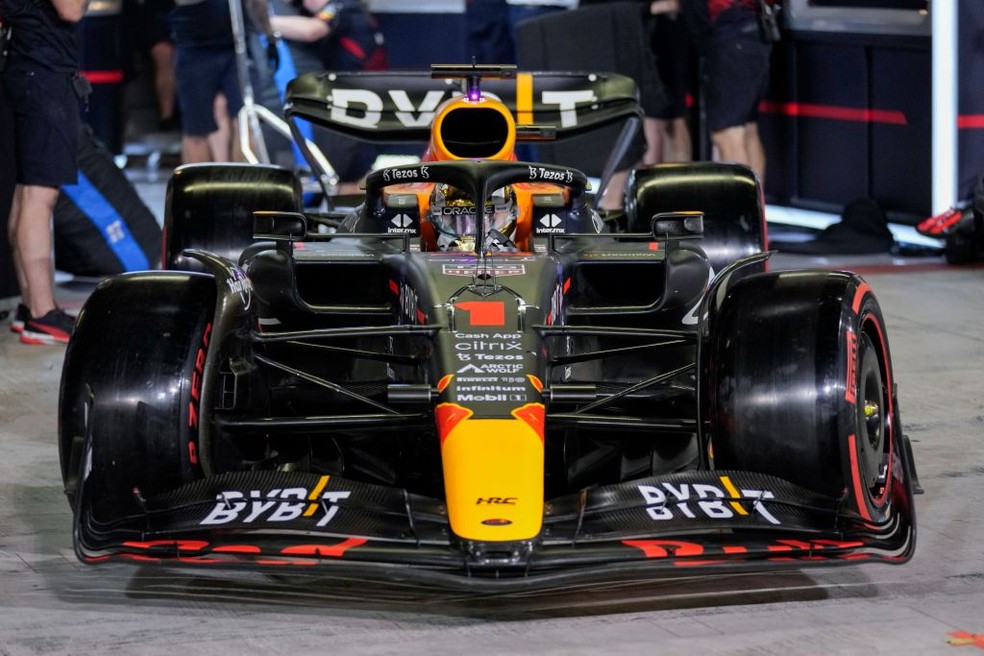 Max Verstappen conquistou sétima pole de 2022 no GP de Abu Dhabi da F1 — Foto:  KAMRAN JEBREILI/POOL/AFP via Getty Images