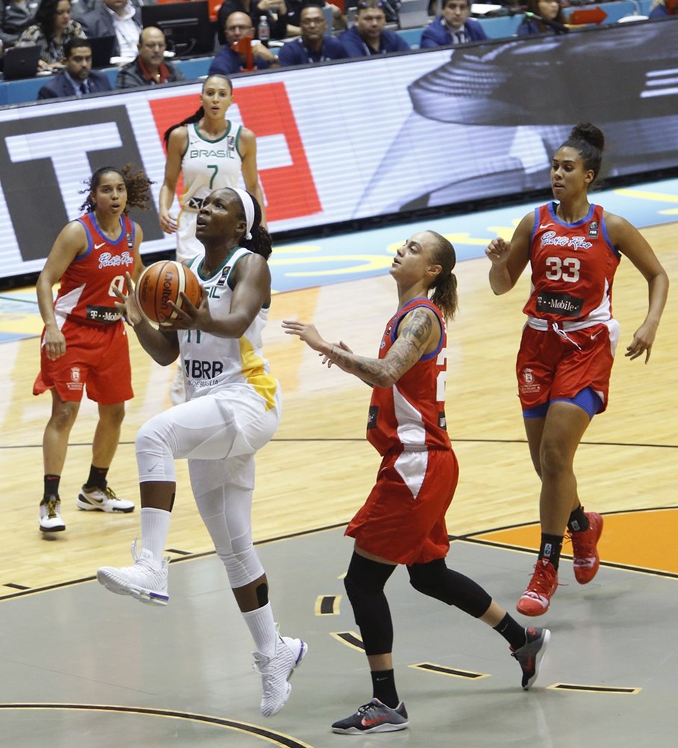 Clarissa em ação na conquista do bronze do Brasil na Copa América — Foto: Divulgação Fiba