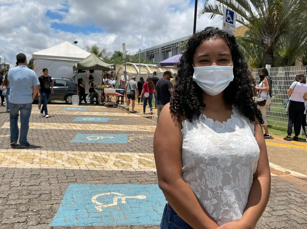 Nalanda Vitória Sena Nunes, de 18 anos, decidiu chegar cedo para fazer 2ª etapa da prova do Enem, no DF — Foto: Walder Galvão/g1