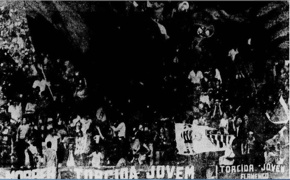 Confira na parte inferior da imagem à direita os dizeres "Torcida Jovem Flamengo" — Foto: Reprodução