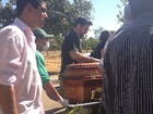 Colegas fazem homenagem durante enterro de policial civil assassinado 